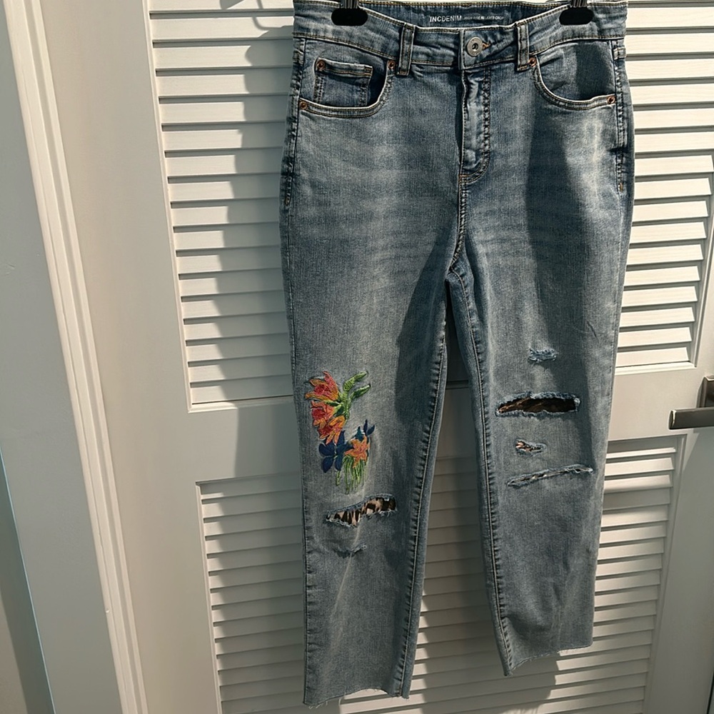 NWOT Inc Denim High Rise Relaxed Cropped Acid Wash Jeans with embroidery. Size 4